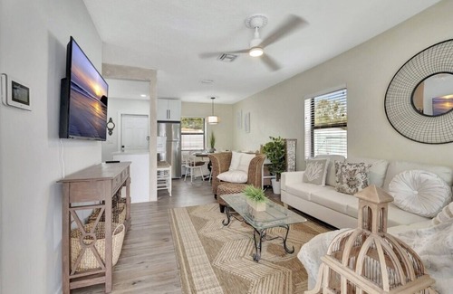 Lake Ida Shores Maison | Adorable, beach house. Atlantic Ave & beach is just a free golf cart ride away.