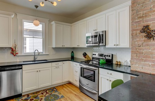 Downtown Colorado Springs Maison | COTTAGE AU COEUR DU CENTRE-VILLE W / HOT TUB