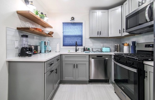 Cherrywood Maison | Adorable East Austin Cottage close to Everything downtown