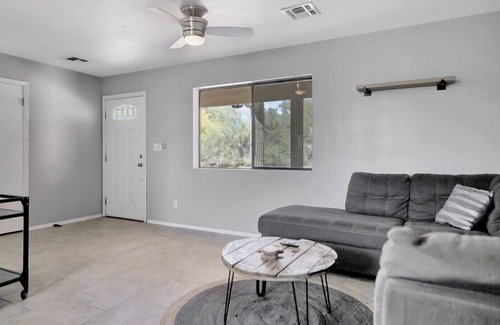 North Scottsdale Cottage | Adorable guesthouse with private driveway