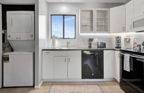 North Scottsdale Cottage | Adorable guesthouse with private driveway