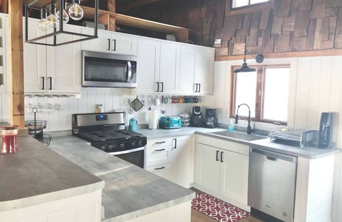 Gresham Cabine | Adorable Lakefront Cabin with HOT TUB!