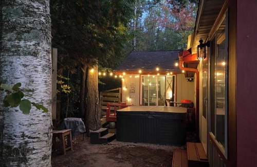 Gresham Cabine | Adorable Lakefront Cabin with HOT TUB!