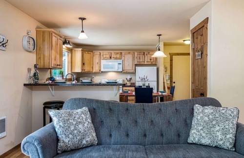 Florence Maison | Adorable Mercer Lake Area Cottage with HOT TUB! Pet Friendly, Walk to Mercer Lake.