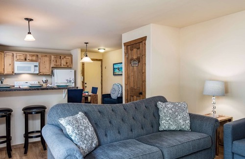 Florence Maison | Adorable Mercer Lake Area Cottage with HOT TUB! Pet Friendly, Walk to Mercer Lake.