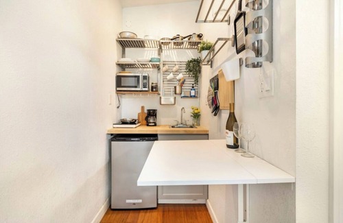 United Central Appartement | Adorable Modern Studio East - 10 minutes to the beach and 5 minutes to downtown