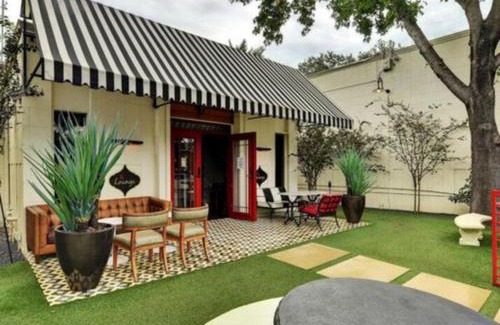 Brentwood Appartement | Adorable N Lamar Living, Pool and Comfort for All