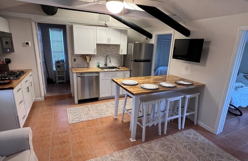 Ilexhurst Maison | Adorable private house on AMI 2 bedrooms, steps from the sand! Privately owned.