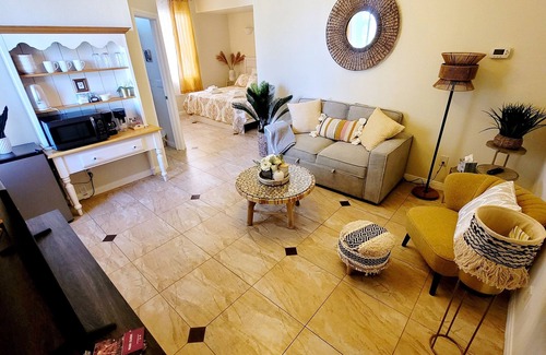 Centennial Hills Maison | Adorable Private house 1 bedroom - FREE parking on premises