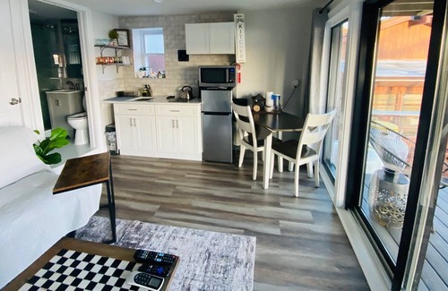 Glasser Maison | Adorable quiet & cozy lakefront studio on dead end