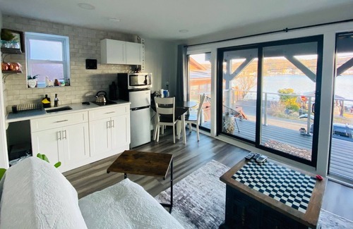 Glasser Maison | Adorable quiet & cozy lakefront studio on dead end