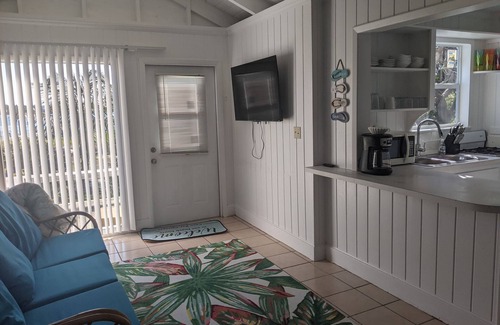 Green Turtle Cay Cottage | Adorable remodeled cottage-OCEAN FRONT on Coco Bay-20% WINTER DISCOUNT!