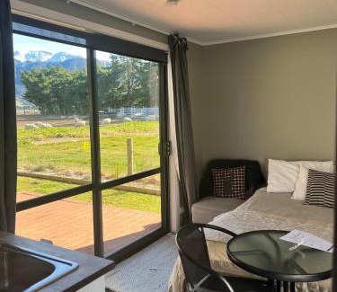 Staveley Maison | Adorable studio cottage with mountain views