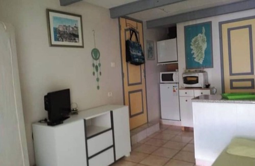 Ventiseri Appartement | ADORABLE STUDIO,TERRASSE,JARDIN, BARBECUE,SALON DE JARDIN,(piscine)