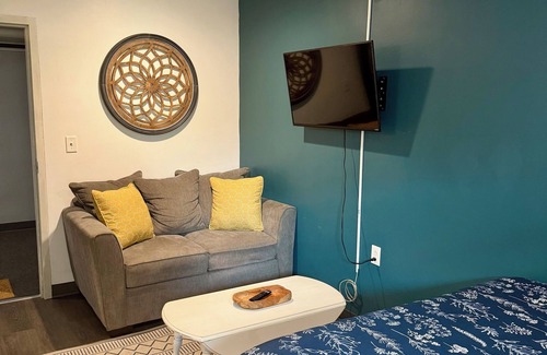 Lewistown Appartement | Adorable studio unit with full kitchen