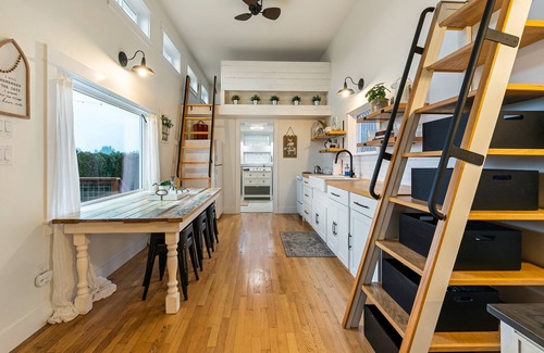 Lynden Autre | Adorable Tiny House In the Counrty
