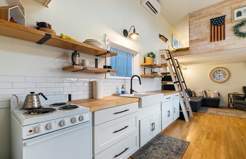 Lynden Autre | Adorable Tiny House In the Counrty