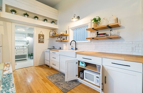 Lynden Autre | Adorable Tiny House In the Counrty
