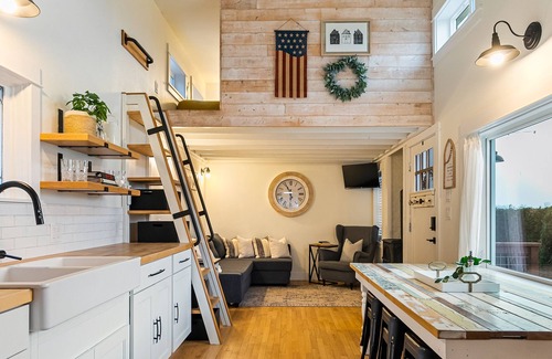 Lynden Autre | Adorable Tiny House In the Counrty