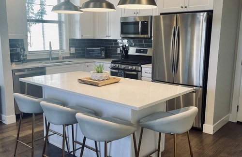 Sandy Maison | Adorable townhouse in Sandy! Close to shopping, skiing and fine dining!