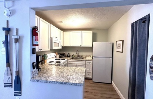Weirs Beach Copropriété | Adorable, updated condo. Walk to Weirs Beach. Near Bank of N.H.Pavilion.