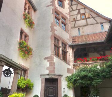 Riquewihr Lit Et Petit-Déjeuner | ADRIHOF à Riquewihr, Cour de l'Abbaye d'Autrey