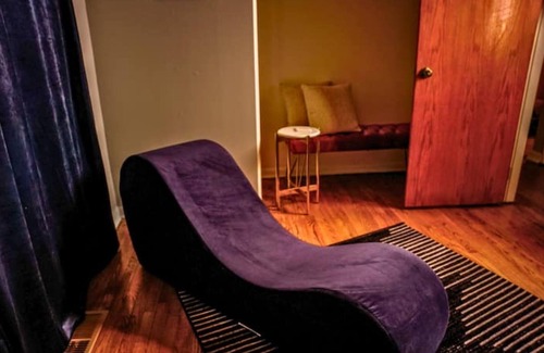 South Holland Maison | Romantic Getaway - Adult Playhouse with Love Dungeon