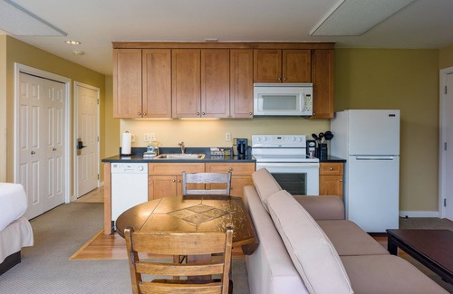 Rosario Hôtel | Adventure Awaits—Secluded Orcas Island Stay | Hillside 1950
