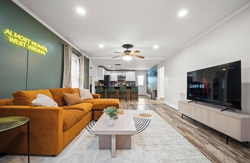Fayetteville Maison | Adventure Basecamp, Walks to Kaymoor and Long point Trails, Hot Tub & Game Room