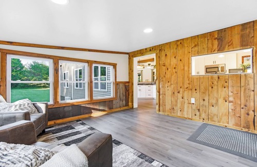 Farrandsville Cabine | Adventure Lodge w/ PICKLEBALL, Pool Table + More!
