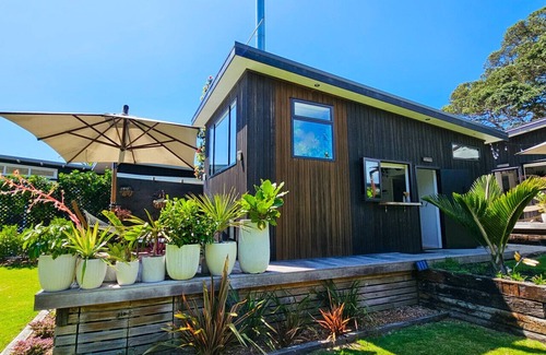 Hot Water Beach Maison | Adventurer's Chest - Taiwawe Equipment Included