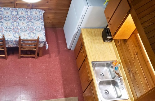 Lansing Cabine | Adventurer's Lodge, a charming 3-bedroom cabin with WiFi in quiet Lansing, WV.