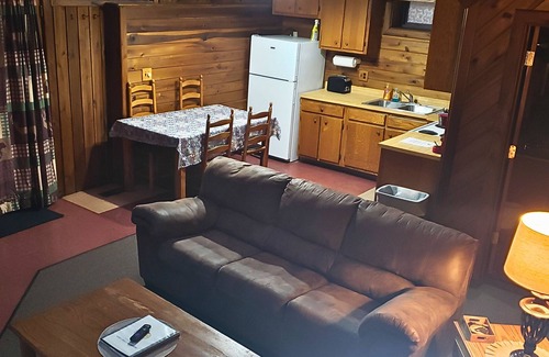 Lansing Cabine | Adventurer's Lodge, a charming 3-bedroom cabin with WiFi in quiet Lansing, WV.