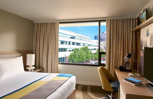 Downtown Portland Hôtel | Adventurous Urban Retreat Near Hotspots – Walkable & Bike-Friendly, Pets Allowed