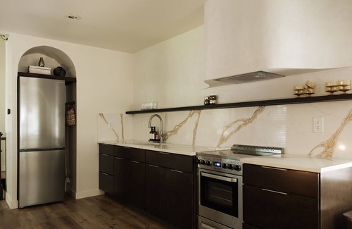 Dixon Maison | Aesthetic 2-bedroom house in welcoming Dixon near downtown Dixon.