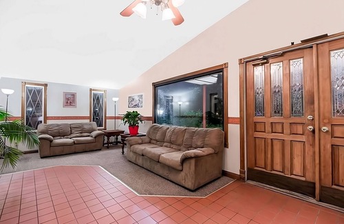 Summit Station Balnéaire | Affordability Meets Comfort in the Knights Inn Ashland! Pool, Pet-Friendly!
