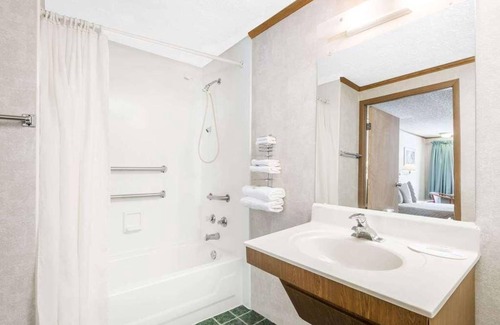Summit Station Balnéaire | Affordability Meets Comfort in the Knights Inn Ashland! Pool, Pet-Friendly!