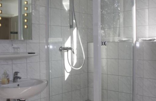 Neuwerk Hôtel | 🔧 Affordable accommodation for craftsmen - single room near the highway!