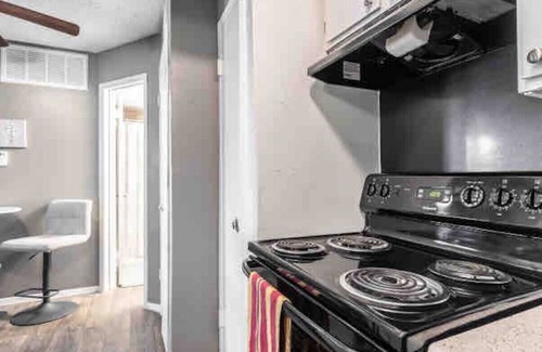 Park Central Appartement | AFFORDABLE APARTMENT WITH BALCONY!