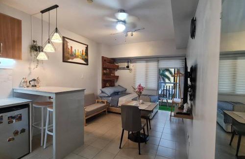 Pio del Pilar Appartement | Affordable Condo in Makati w/Wi-Fi, Netflix, Pool