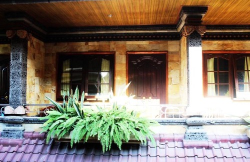 Downtown Kuta Maison | Maison d'hôtes abordable au cœur de Poppies Lane, Legian (SGRSDH)