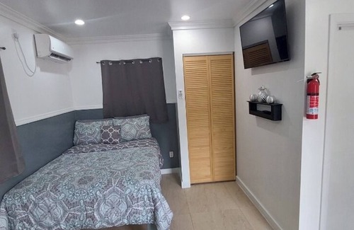 Nassau Cottage | Affordable Quiet Cottage 7 mins from Downtown Nassau/ Paradise Island