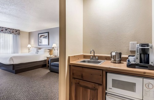 Palm Valley Hôtel | Affordable Units Near Attractions! Pool, Parking, Breakfast, Free Wifi