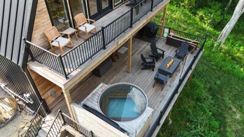 Beloit Maison | Aframe River Retreat, Sauna, Hot Tub, Workspace, New Build!