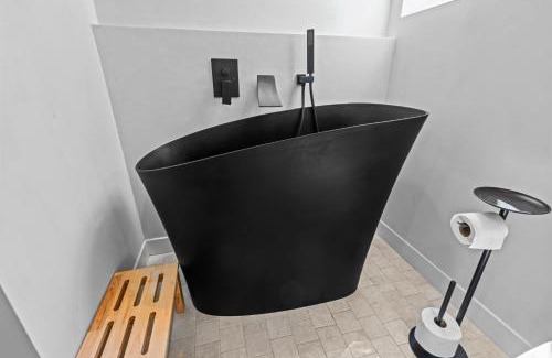 Beloit Maison | Aframe River Retreat, Sauna, Hot Tub, Workspace, New Build!