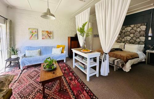 Elgin Maison | Agapanthus garden cottage