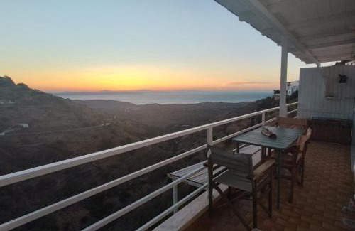 Ioulida Appartement | Aggelos & Melina Studios - Enjoy sunset from Aggelos!