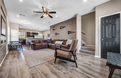 College Station Maison | Aggieland 5 bedroom house steps from TAMU campus and Kyle Field.