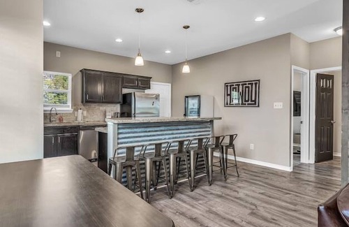 College Station Maison | Aggieland 5 bedroom house steps from TAMU campus and Kyle Field.