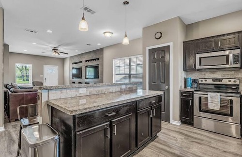 College Station Maison | Aggieland 5 bedroom house steps from TAMU campus and Kyle Field.